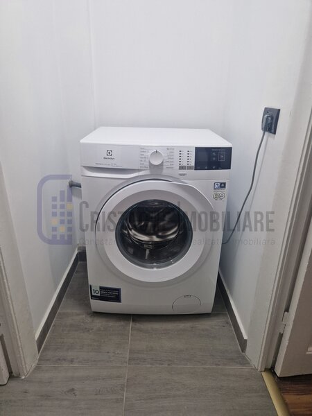 Armeneasca, fara comision, apartament 3 camere decomandat, proaspat igenizat.